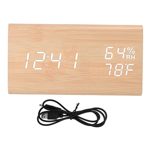 ساعت دیجیتالی رومیزی طرح چوب و مدل کاج تصویر کابل شارژ