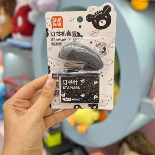 منگنه سایز 24/6 طرح خرس به همراه سوزن مشکی