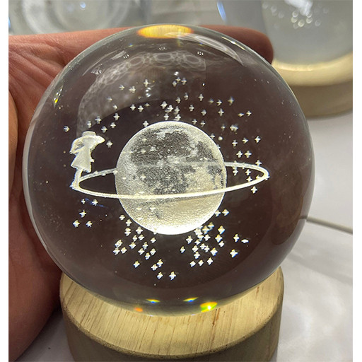 گوی کریستالی شبخواب طرح دختر و زحل قطر 8 سانتی متر گالری 2