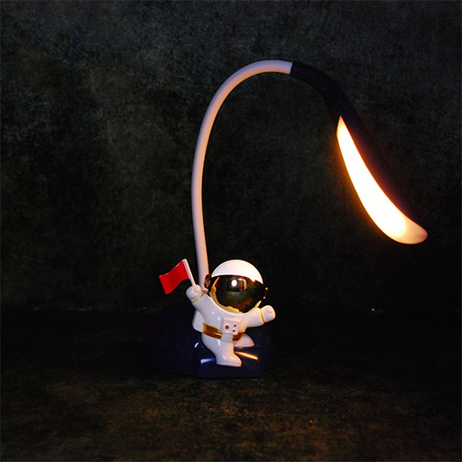 چراغ مطالعه شارژی طرح فضانورد نور گرم